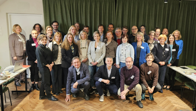 Latvija uzņem Eiropas pētniecības un inovāciju padomju sekretariātu tikšanos. Visi tikānās dalībnieki kopbildē