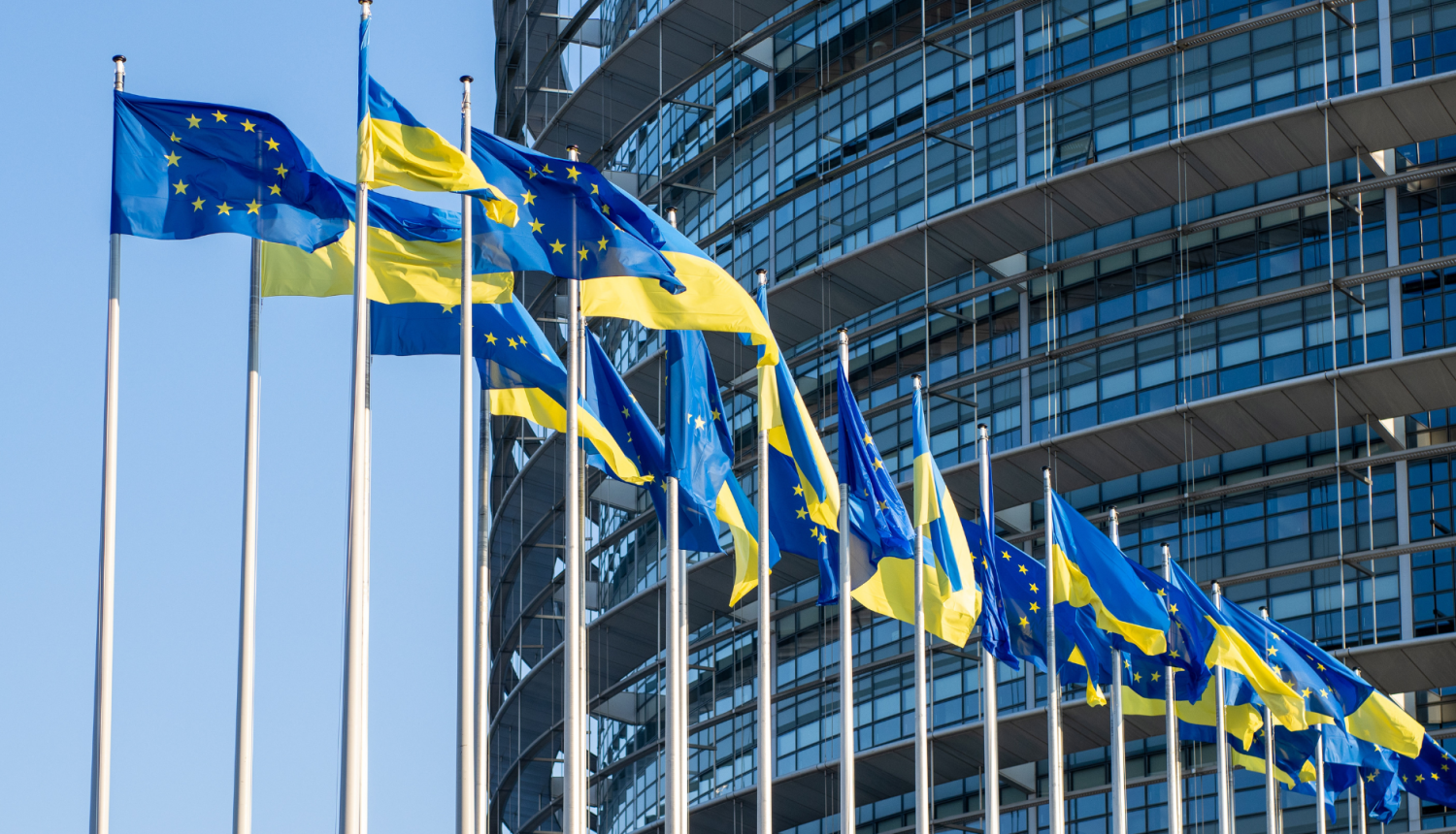 ES un Ukrainas karogi plīvo vējā
